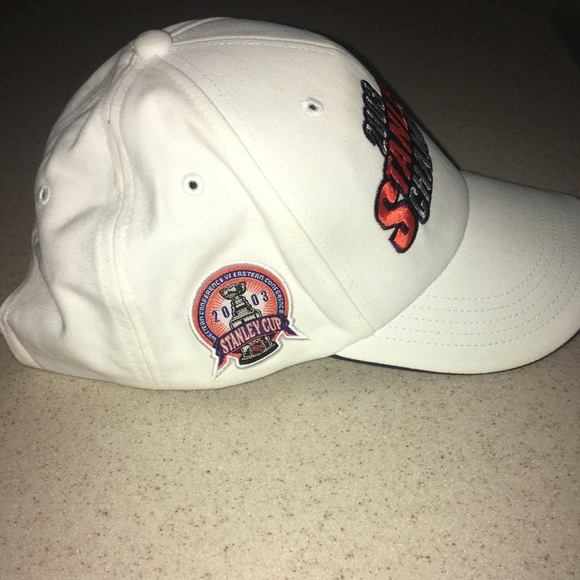 Calling All Hockey Fans! 🏒 Devilishly Good Deal on a Vintage New Jersey Devils - Picture 2 of 4